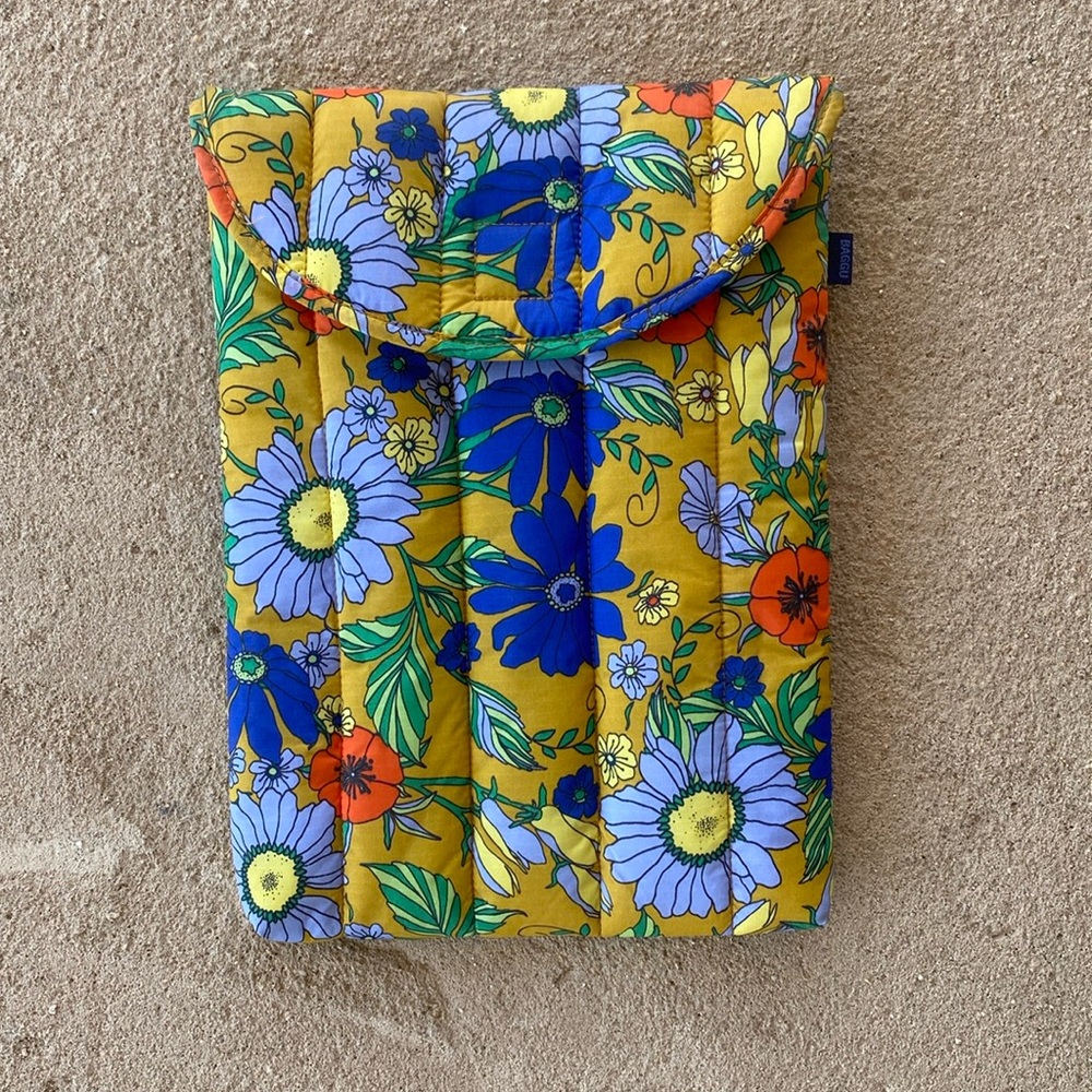 NWOT tags BAGGU Wallpaper Floral Puffy 13” Laptop Sleeve